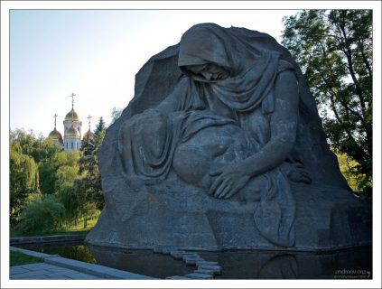 Скульптура "Скорбь Матери" - собирательный образ миллионов советских женщин, потерявших на войне своих близких.