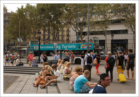 Туристы отдыхают на площади Каталонии.