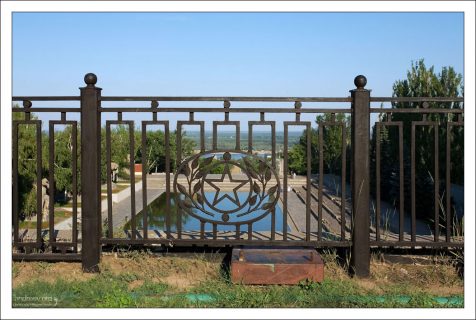 Ограда Площади Героев на Мамаевом кургане.