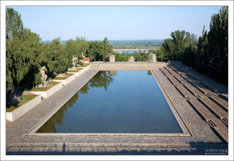 Прямоугольный бассейн в гранитных берегах, символизирующий Волгу на Площади Героев.