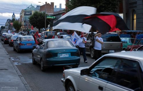 Футбольные фанаты, автомобильные и пешеходные.