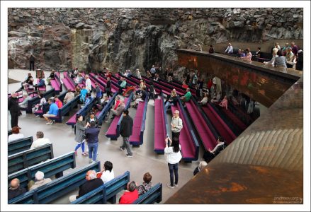 Интерьер церкви Темппелиаукио с высоты балкона, облицованного медью.