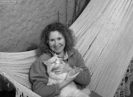 Катя с белоснежным котом Архизлодея во дворе гостиницы "Oro Viejo" в Наске.