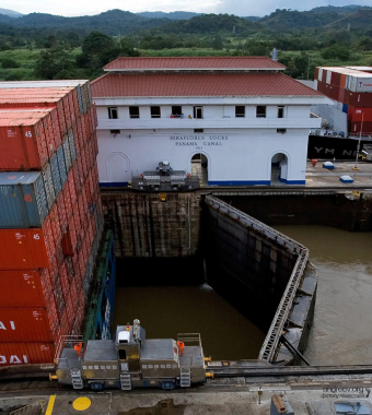 Специально построенная площадка над шлюзом Панамского канала. Miraflores Locks.