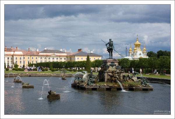 "Нептун" в Верхнем парке Петергофа.