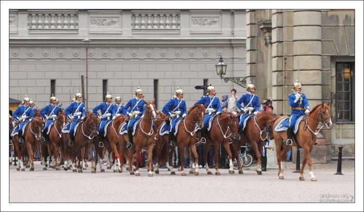 Смена караула у королевского дворца, с участием кавалеристов.