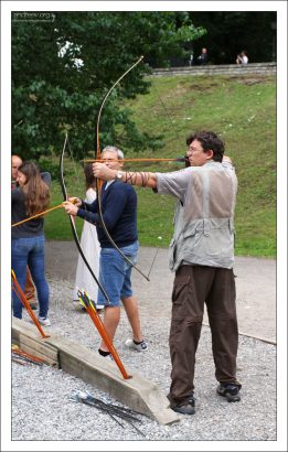 Илья пробует свои силы в стрельбе из лука.