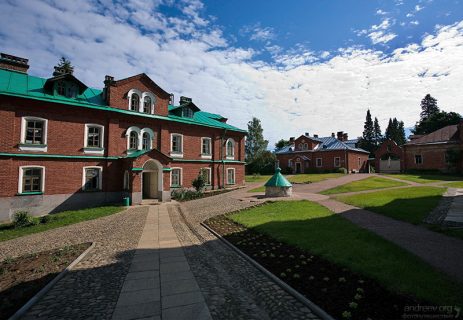 Дома на берегу Большой Никоновской бухты, где проживают служители церкви. Остров Валаам.