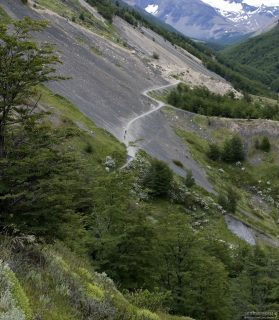 Извилистая горная тропа к трем башням. Национальный парк Torres del Paine.
