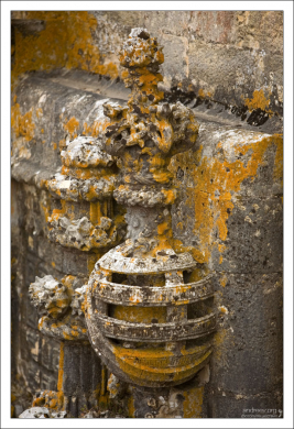 Со стороны океана стены замка зарастают фотогеничным мхом.