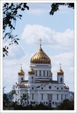 Вид из Кремля на Храм Христа Спасителя.