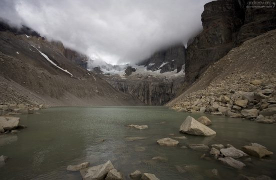 Озеро у подножия башен Torres.