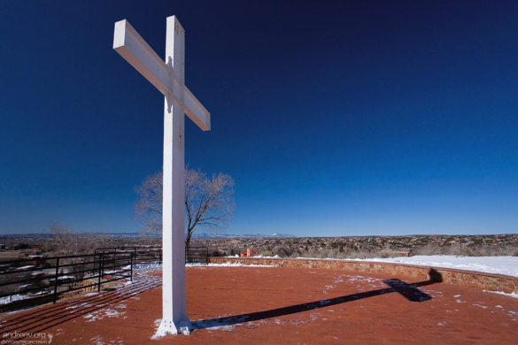 Cross of the Martyrs - Крест мучеников. Воздвигнут в честь францисканских монахов, убитых во время восстания ряда племён пуэбло против испанских колонизаторов (17-й век).