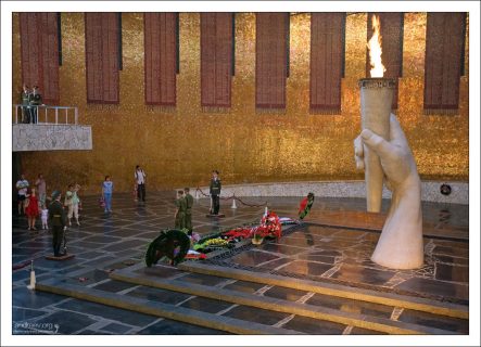 По всему периметру стен Зала Воинской Славы расположены 34 приспущенных траурных знамени.