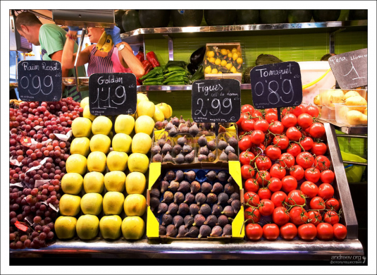 Овощи и фрукты на рынке Бокерия.