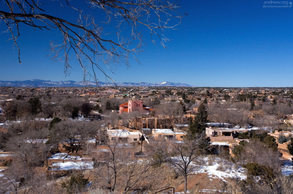 Вид на город с высоты холма в парке Hillside park.
