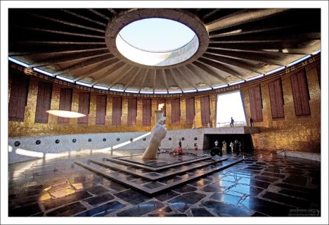 На траурных знаменах начертаны имена погибших советских воинов в Сталинградской битве (7200 имен). Мамаев курган.