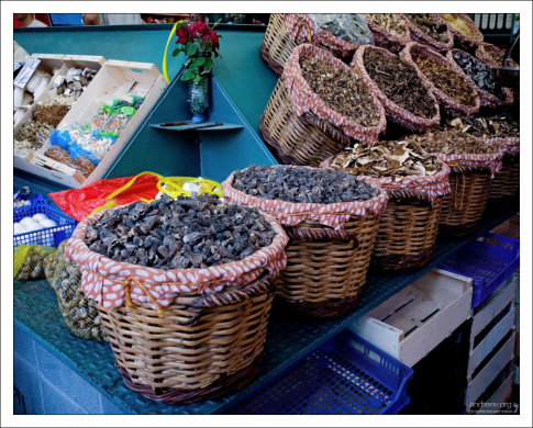 Корзины с сушеными грибами. Рынок Бокерия.