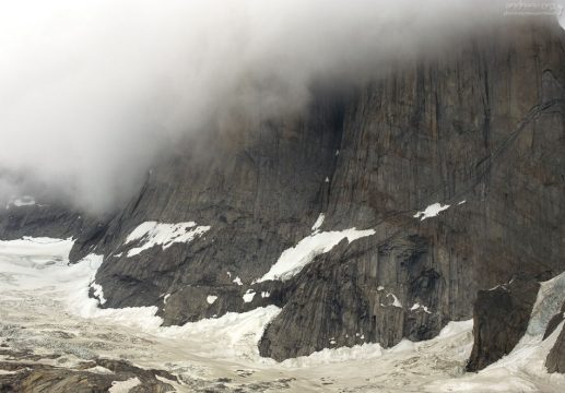 Утренний туман окутывает башни.