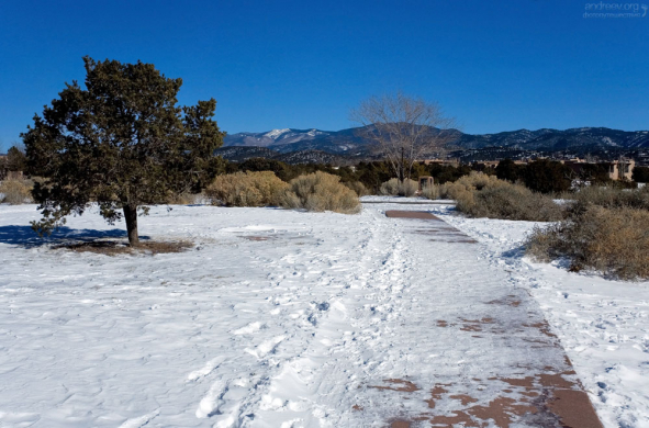 Тропинка под снегом в парке Hillside park.