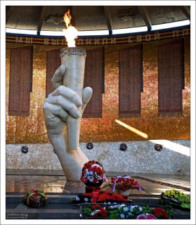 5-метровая рука из белого мрамора в центре Зала Воинской Славы.