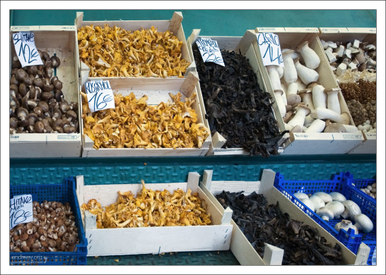 Грибное изобилие на рынке Бокерия.