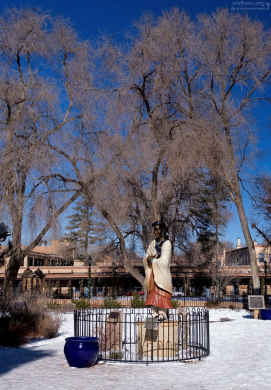 Бронзовая статуя, воздвигнутая в честь Kateri Tekakwitha - первой индейской женщины, причисленной к лику блаженных в католической церкви. Очень красивая вблизи: на статуе есть бирюзовые украшения, а в руках - перья орла.