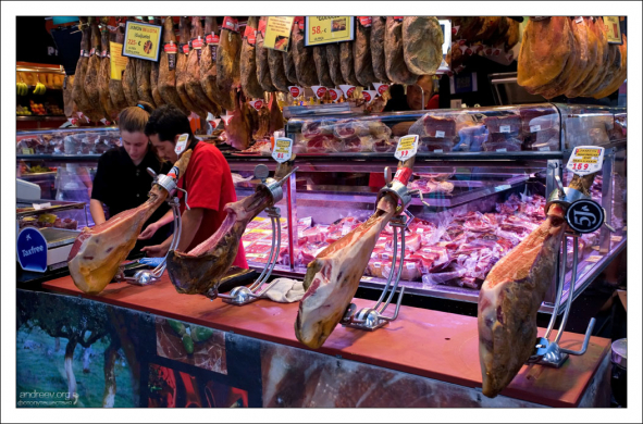 Распродажа хамона на рынке Бокерия.