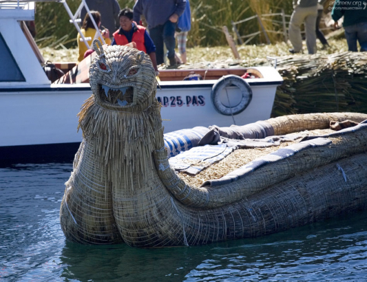 Тростниковая лодка с грозной головой пумы.