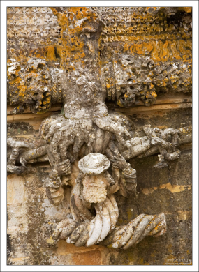 Переплетающиеся морские канаты - характерный элемент для стиля мануэлино.