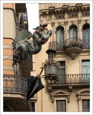 Китайский дракон, следящий за порядком на Рамбле.