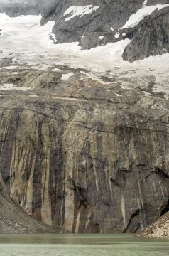 Тупик у подножия башен.