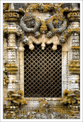 Существует легенда, согласно которой, в оформлении окна зашифрован план мирового господства Португалии :)