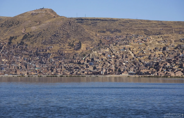 Город Пуно на западном берегу озера.