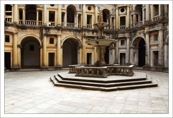 Фонтан с основанием в виде креста в клуатре Жуана III.