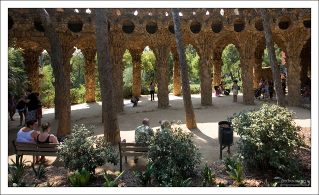 Галерея из колонн причудливых форм в парке Гуэля.