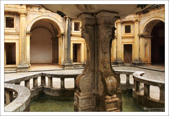 Клуатр - типичная для романской и готической архитектуры крытая обходная галерея.