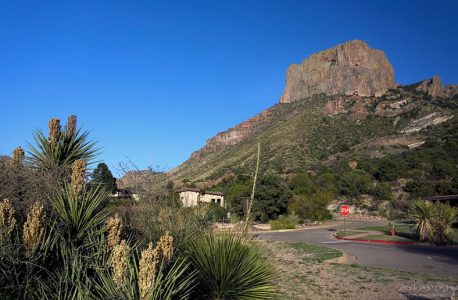 Единственная в парке гостиница у подножия скалы Casa Grande.