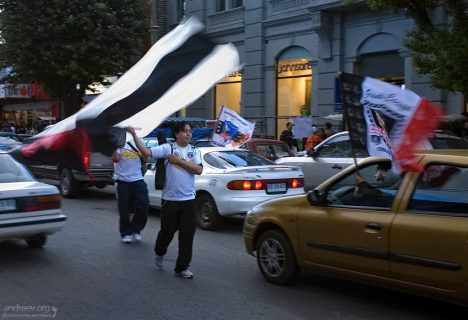 С флагами в честь местной футбольной команды.
