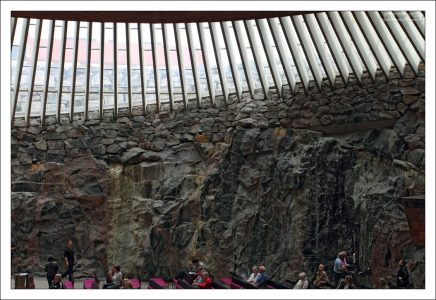 Частично стены церкви Темппелиаукио составляет необработанная горная порода.