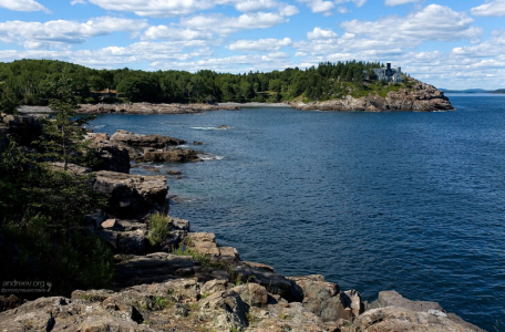 Виллы на берегу залива Frenchman Bay.