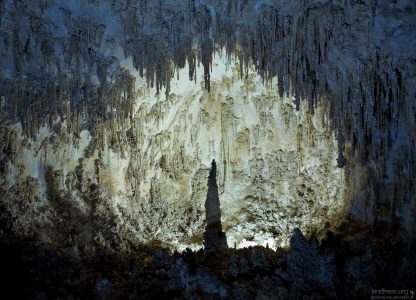 Ниша с “попкорном”. Смешные шарики на сосульках - это арагонит, нестабильная фаза карбоната кальция.