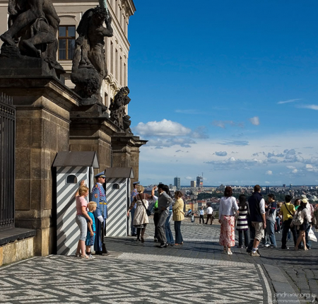 Почетный караул на входе в Первый двор Града.