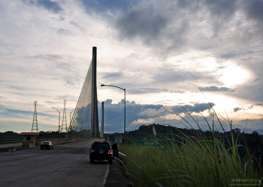 Подвесной мост через Панамский канал.