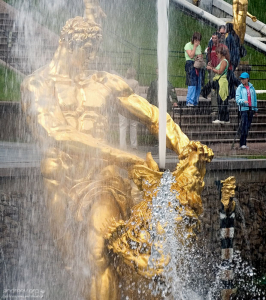 Самсон, раздирающий пасть <strike>писающему мальчику</strike> льва. Нижний парк Петергофа.
