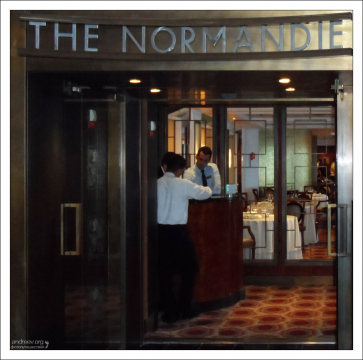 Вход в ресторан "The Normandie".