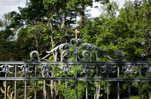 Ажурная решетка перед церковью Воскресенского скита.