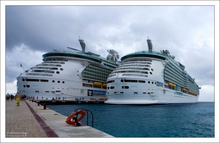 "Mariner of the Seas" рядом со своей сестрой "Liberty of the Seas" в порту на мексиканском острове Косумель.