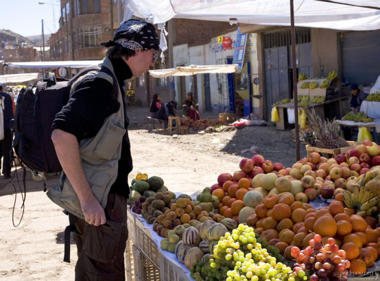 Прицениваемся к фруктам.