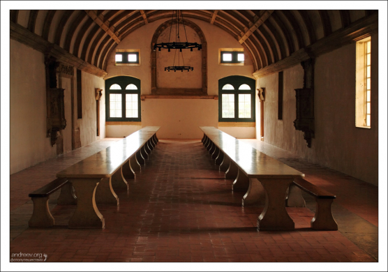 Трапезная тамплиеров. В соседних помещениях была устроена кухня и погреба для масла и вина.